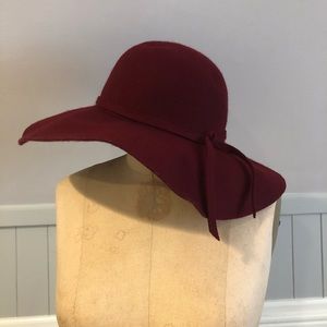 Wool floppy hat in Merlot color.